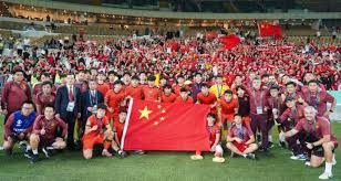 青训小将破门后被队友高高举起