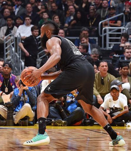 现代足球更 现代足球更